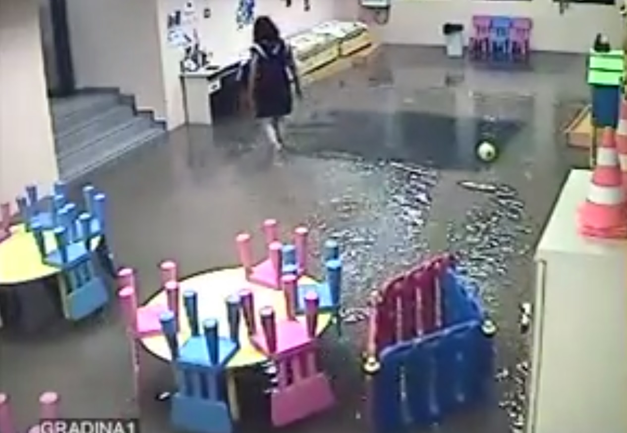 Потопът заля детска градина във Варна за минути (ВИДЕО)