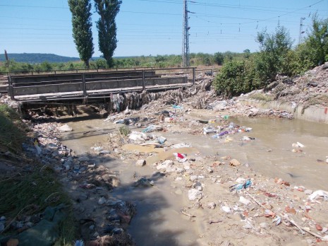 25 българи във Варна могат да бъдат погребани всеки миг, защото не е почистено дере