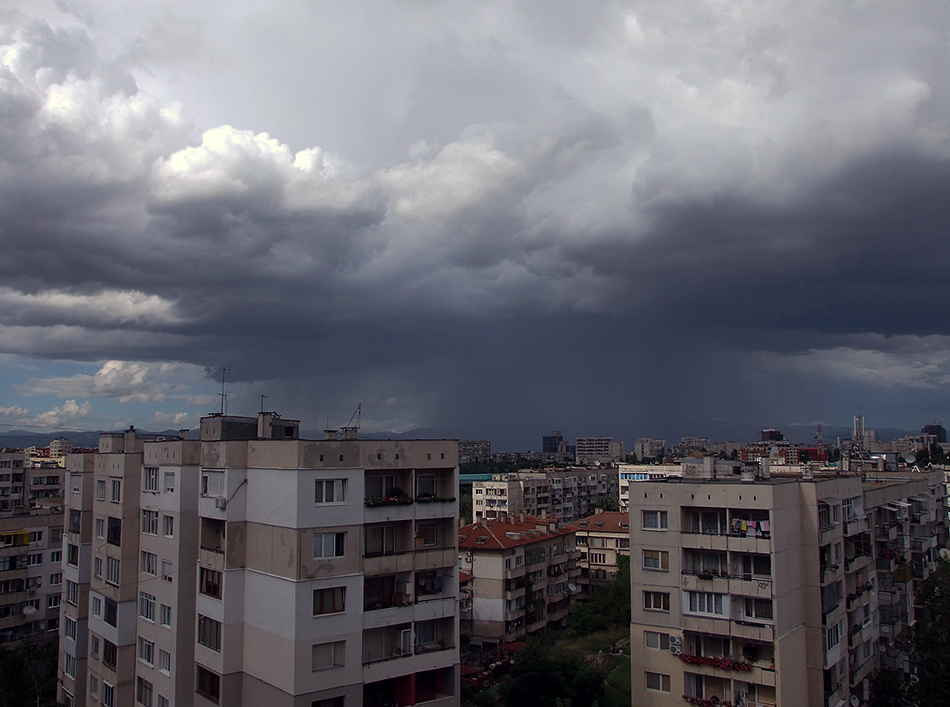 Страшна буря се извива над София