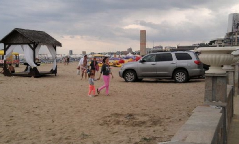 Ето как богаташи паркират джипове на плажа в Слънчев бряг