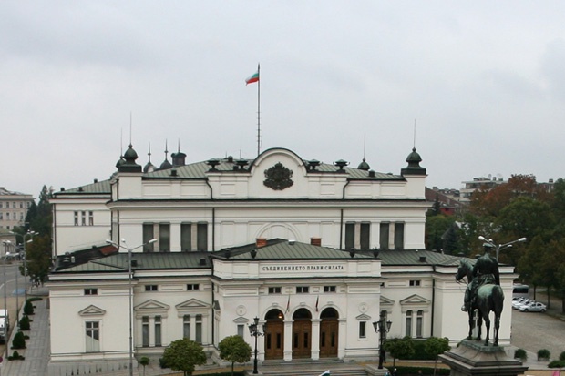 Парламентът в принудителна почивка и днес