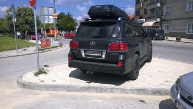 Ето как паркира украински джип във Варна 