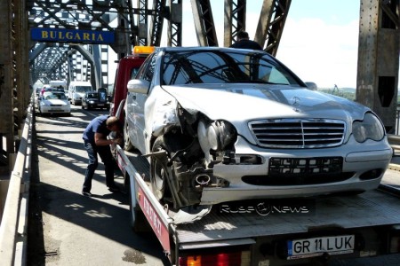Зрелищна катастрофа с трима ранени насред Дунав мост (СНИМКИ)