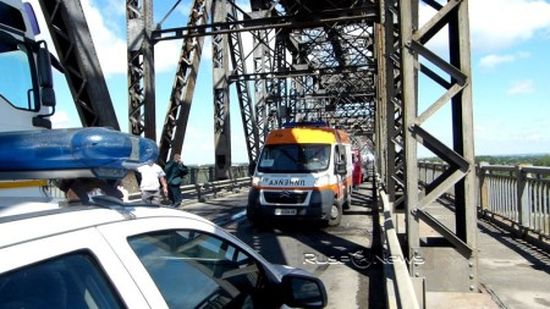 Зрелищна катастрофа с трима ранени насред Дунав мост (СНИМКИ)