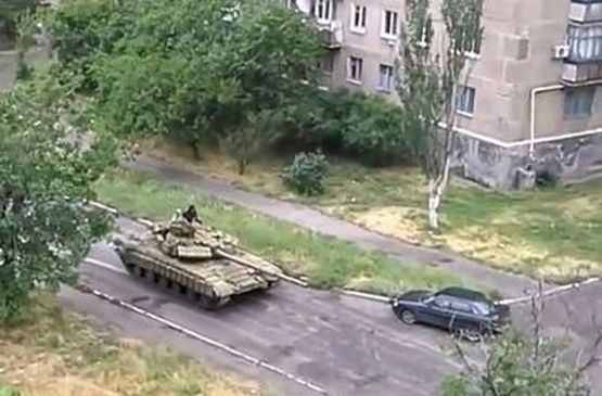 Става страшно в Източна Украйна - танкове, взривове и вой на сирени (ВИДЕО)