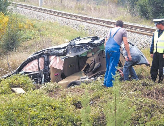 Влак смачка кола, шофьорът загина