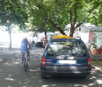 Нагли бургазлии подкараха колите си по велоалеята в Морската градина (СНИМКИ)
