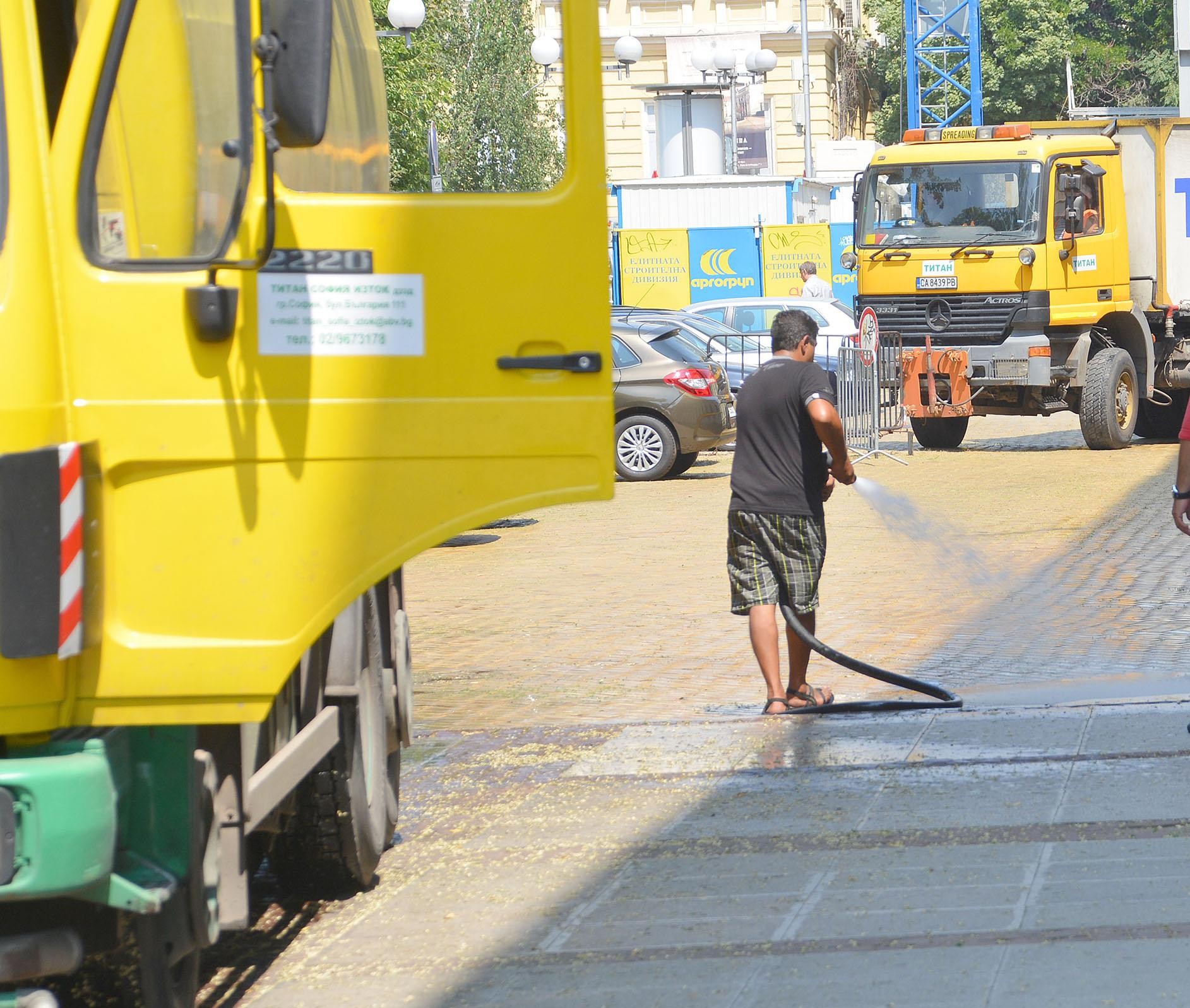Започна миенето на улици в центъра на София