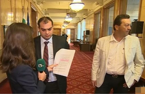 Депутати се сдърпаха за тв микрофон в кулоарите на парламента