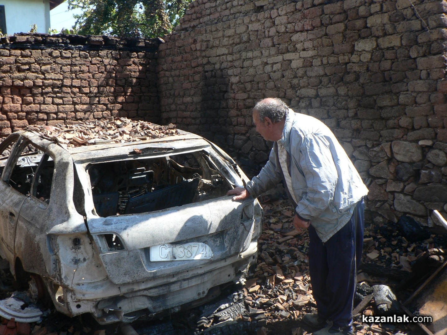 Автомобил и плевня изгоряха напълно в Шейново (СНИМКИ)