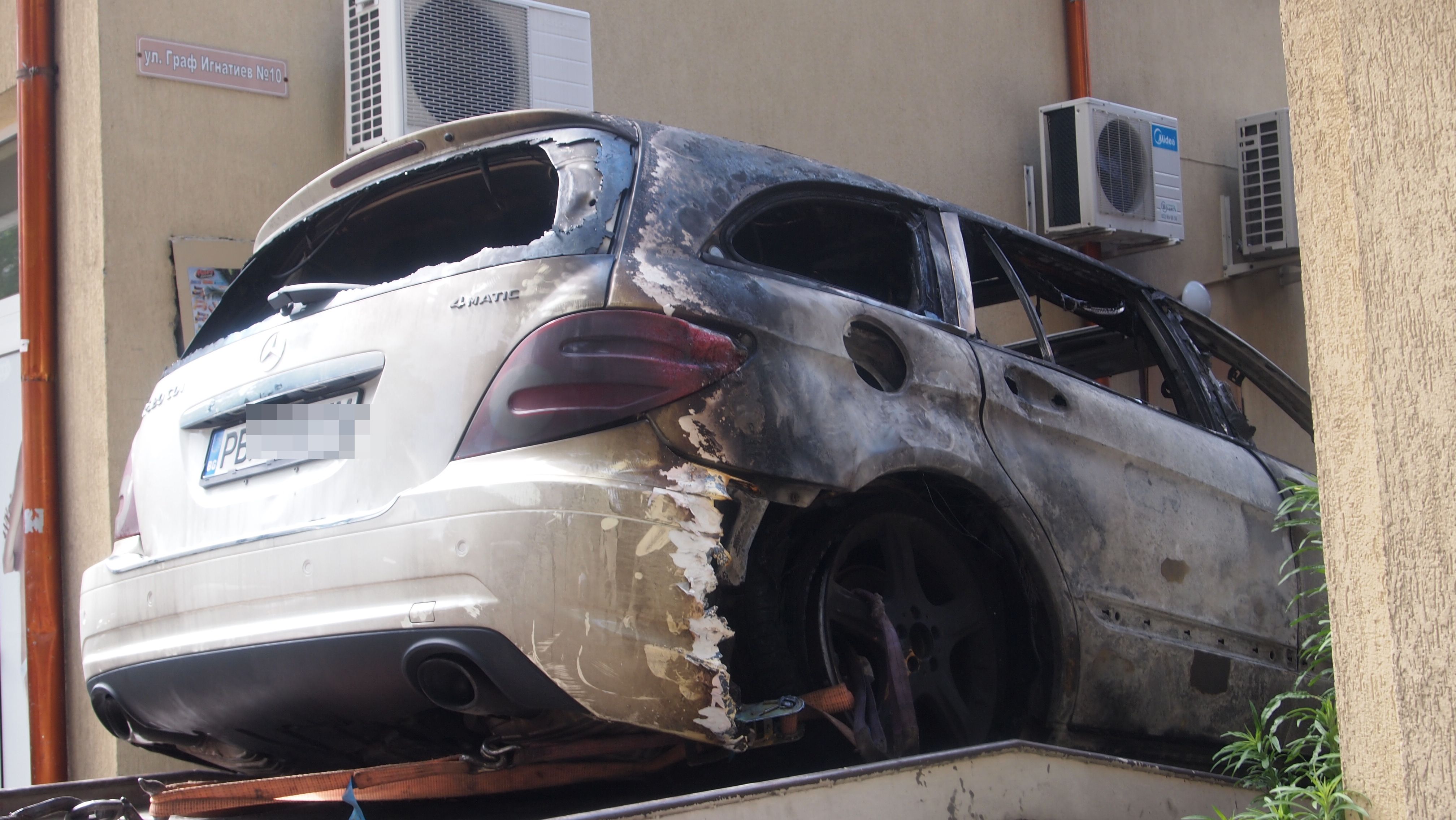 Близнакът на атакувания адвокат пред БЛИЦ TV: Колата е запалена с парцали откъм гумите 
