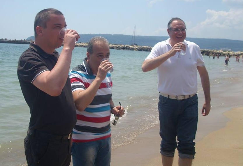 Зам.- министър, кмет и зам.-областен на Варна пиха вода от морето