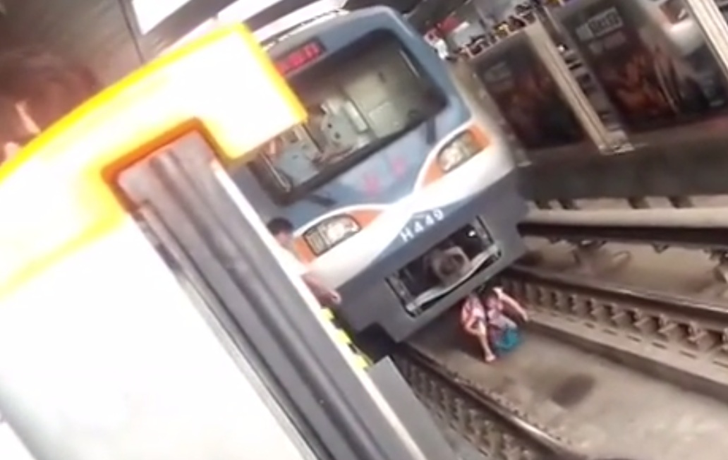 Ужас: Бременна падна под влака в метрото, оцеля (ВИДЕО 18+)