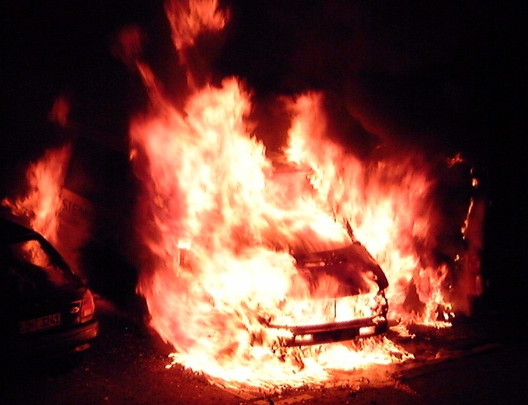 САМО В БЛИЦ: Автомобил изгоря в Слатина