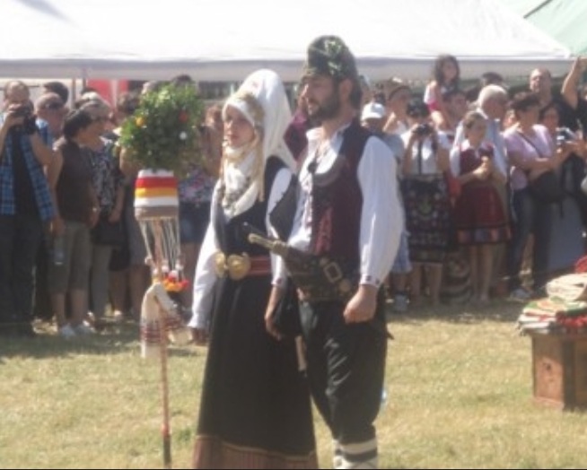 Първи СНИМКИ от най-българската сватба за чудо и приказ