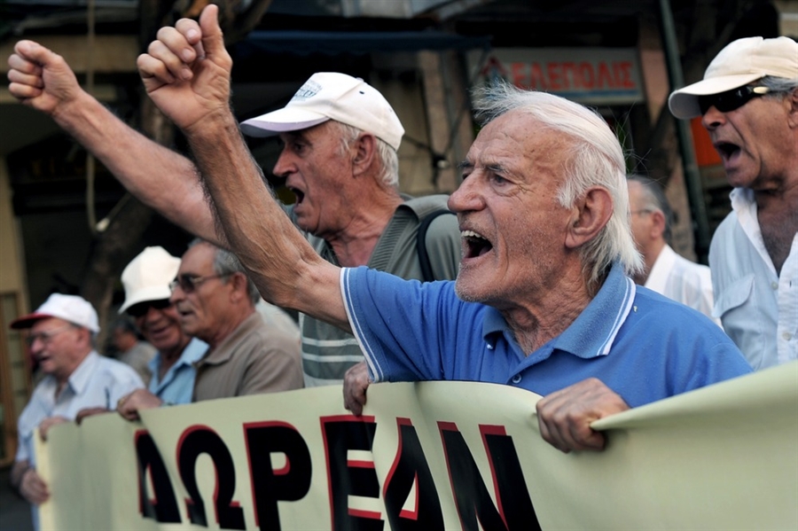 Пенсиите в Гърция паднаха под 1000 евро