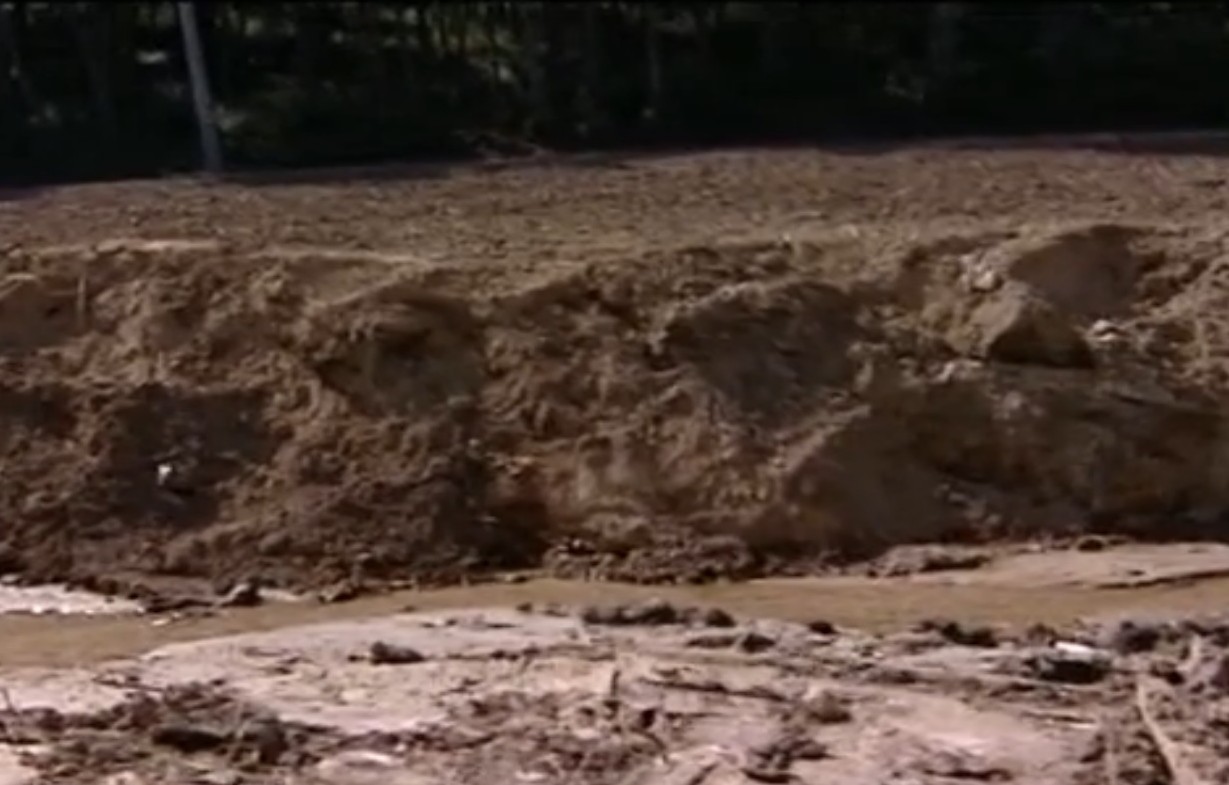 Наводнението продължава: Дренажните системи са запушени от тонове кал