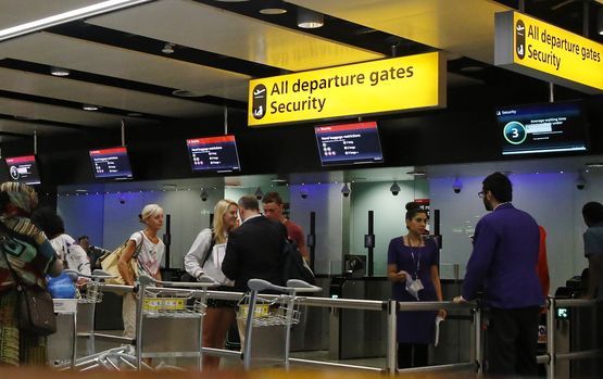 Хаос по летищата заради незаредени лаптопи и смартфони