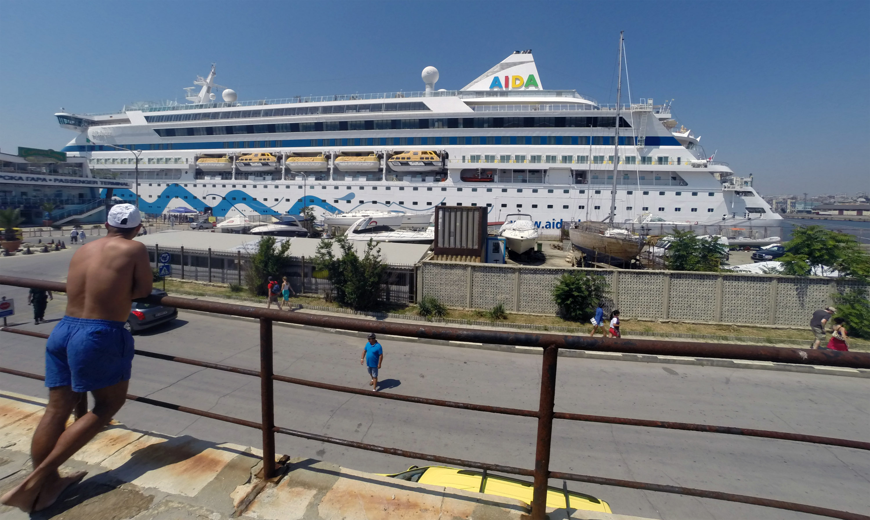 Над хиляда туристи се изсипаха във Варна с кораба на мечтите