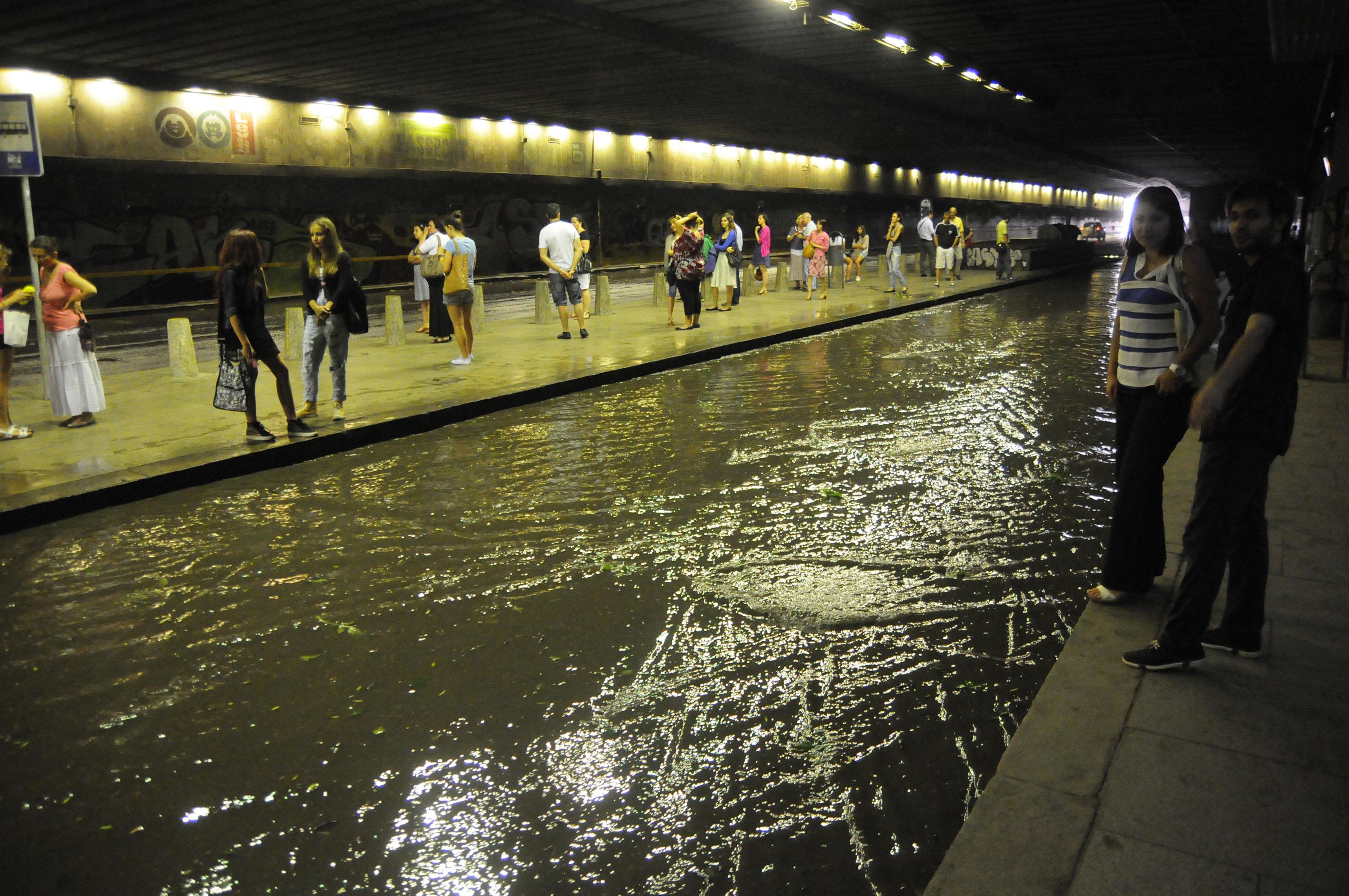 Тунелът на НДК е под вода (СНИМКИ)