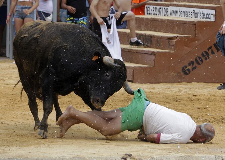 Четирима души паднаха в жертва на първото надбягване с биковете в Испания (СНИМКИ/ВИДЕО)