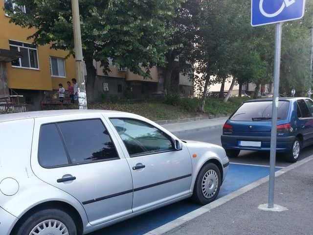 Нагъл бургазлия паркира автомобила си на място за инвалиди 