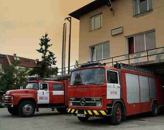Над 20 екипа на пожарната отводняват обекти в столицата