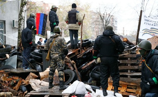 Снаряд гръмна до маршрутка в Луганск, остави двама на място