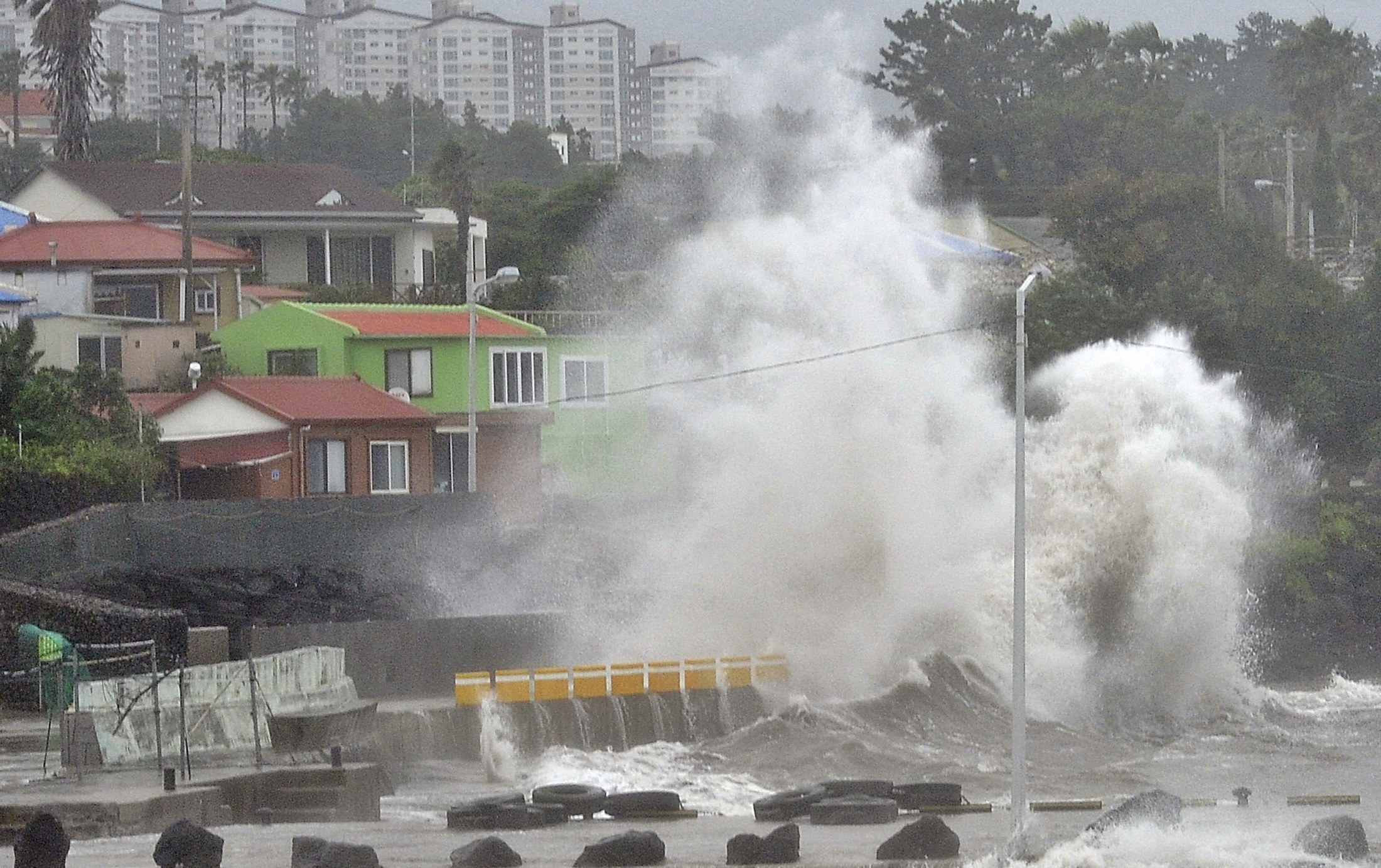 Мощният тайфун Ногури удари Япония (СНИМКИ/ВИДЕО)