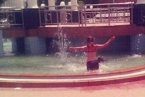 Деца объркаха с басейн фонтана в центъра на Ботевград (СНИМКИ)