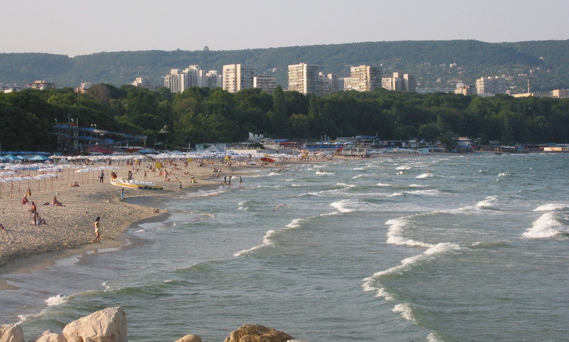 Забраната за къпане на Офицерския плаж във Варна остава