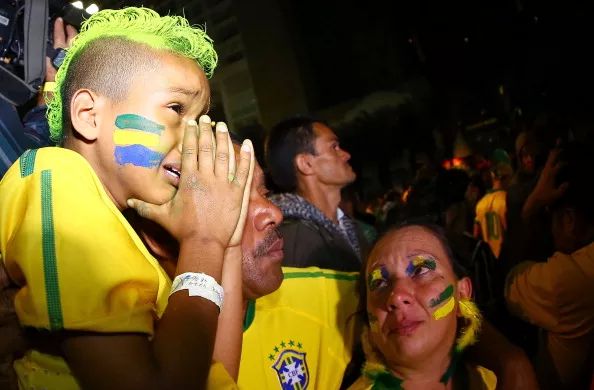 Млада фенка на Бразилия сложи край на живота си след позора с Германия 