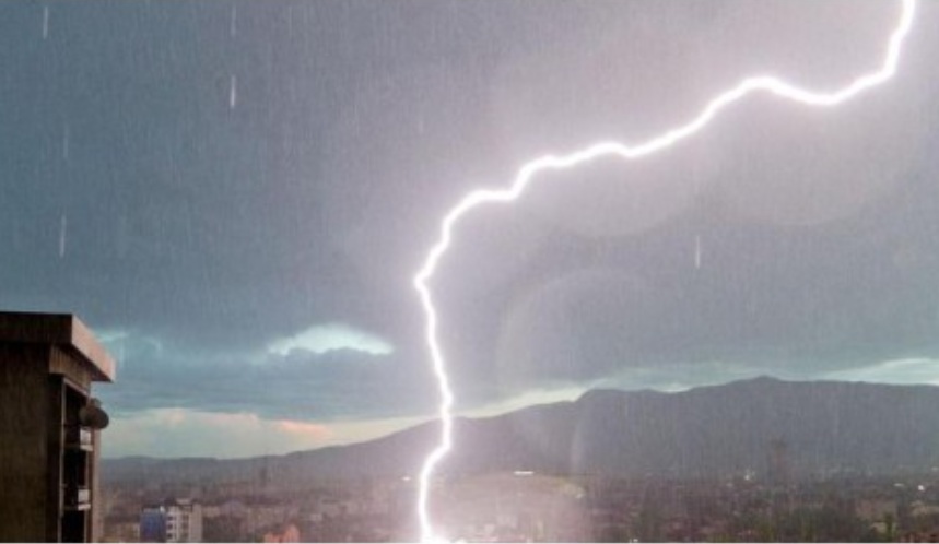 Жълт код за бури с градушка за 7 области на България 