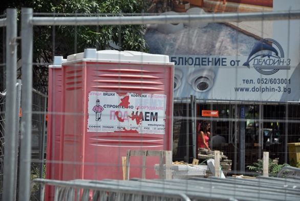 Тоалетни на строители тровят Варна с адска смрад!