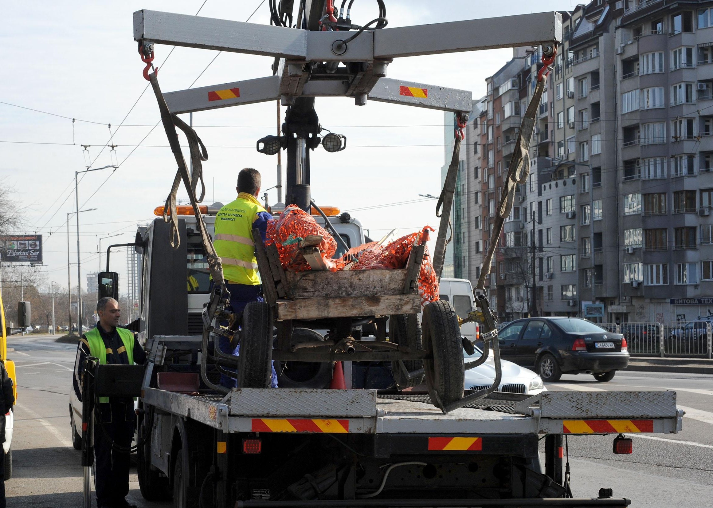 Паяците в София продължават да вдигат коли