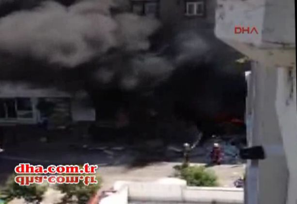 Вижте горящия Истанбул след взрива, най-малко четирима са тежко ранени! (ВИДЕО)