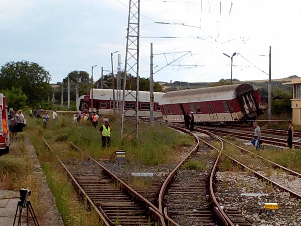 БЛИЦ TV: Ето го дерайлиралия влак на гара Калояновец