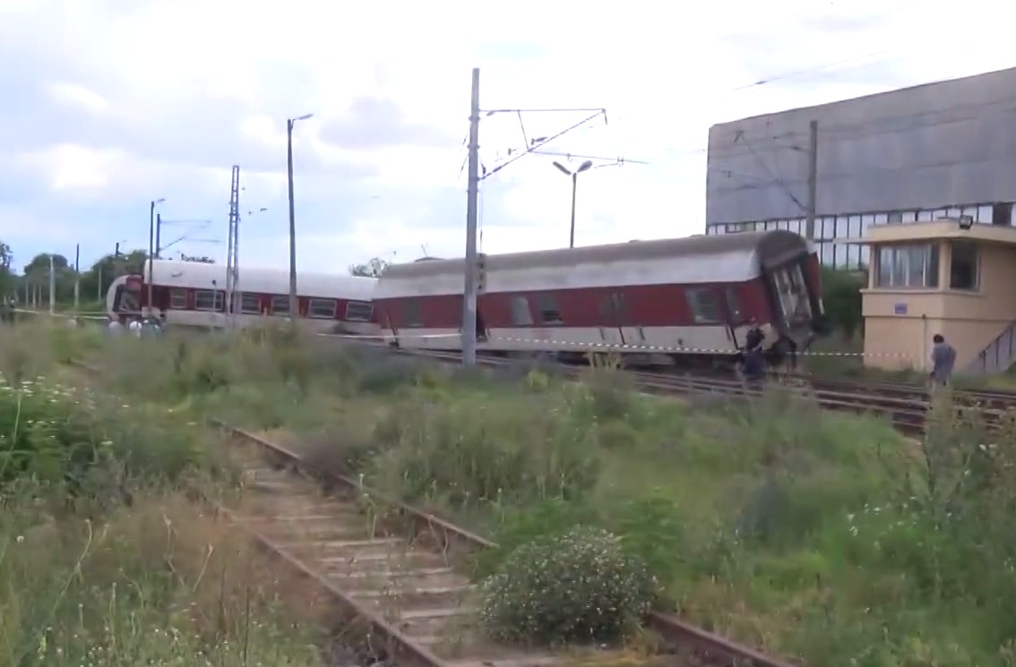 Версия: От гарата в Калояновец не са преместили навреме стрелките (СНИМКА)