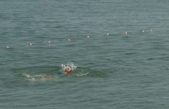 Преживяла инсулт и кома 54-годишна жена преплува 3 км в морето!