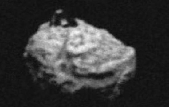 Астероид с черна пирамида на повърхността си приближава Земята
