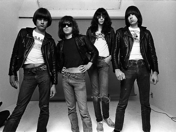 Почина оригиналният барабанист на Ramones Томи Рамоун