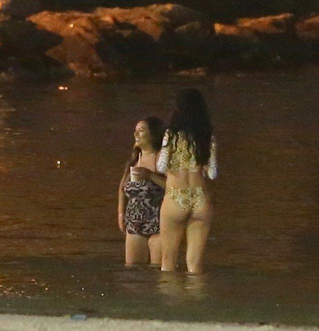 Риана си намокри дупето в Рио (СНИМКИ)