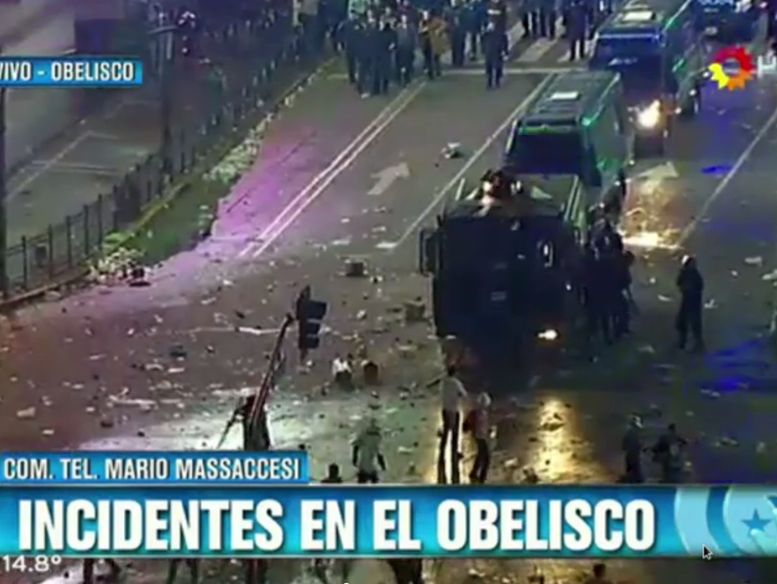 Буенос Айрес пламна след загубата на Аржентина (ВИДЕО)
