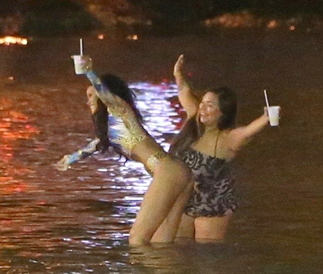 Риана си намокри дупето в Рио (СНИМКИ)