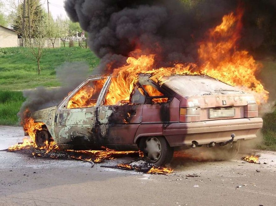 Собственик на автосервиз едва не изгоря жив в колата си