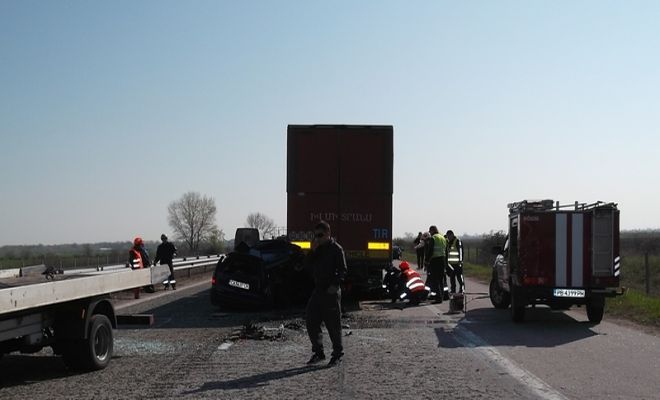 Камион удари спрял автомобил на магистрала „Тракия” и уби жена