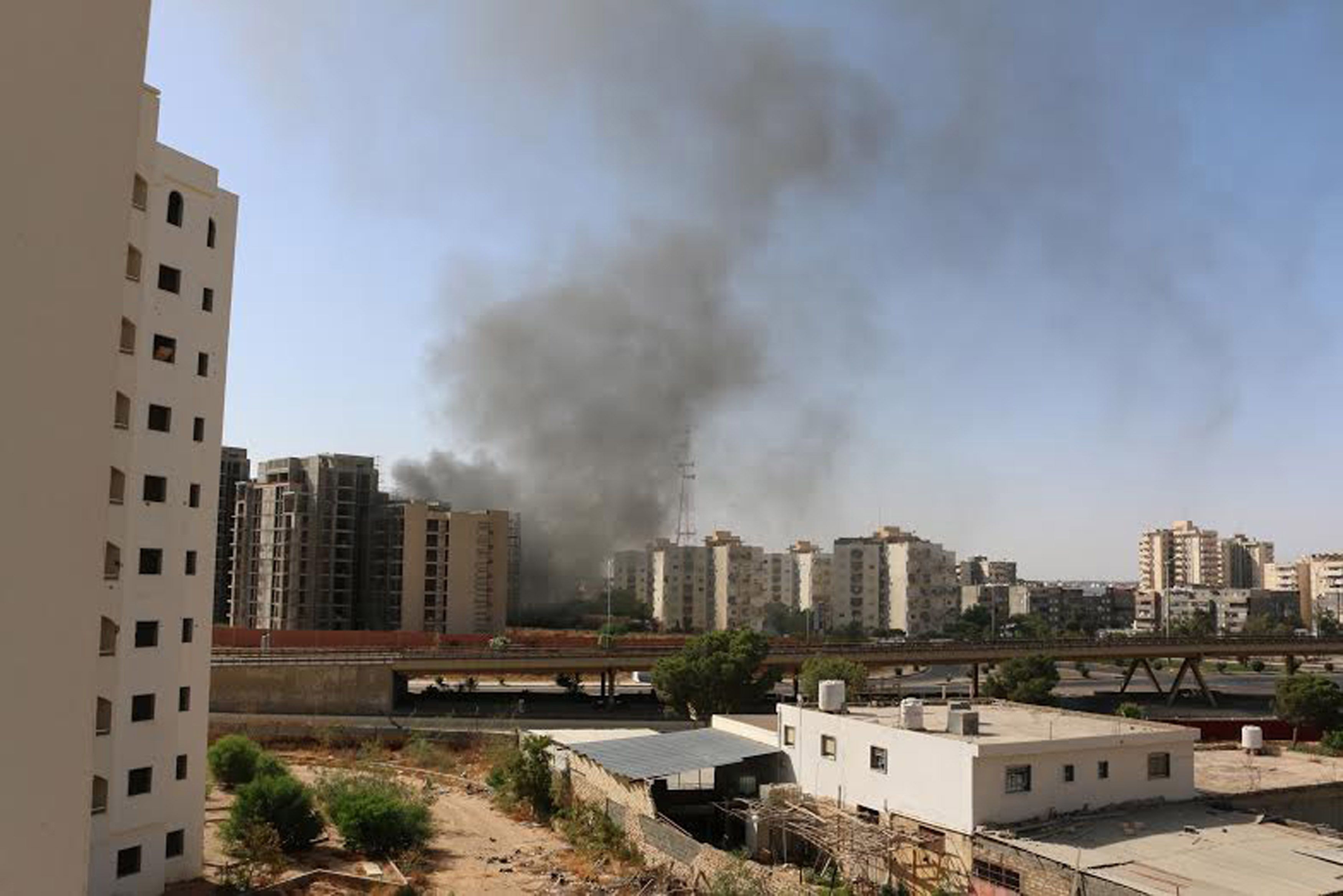 Екстремисти обстреляха с ракети летището на Триполи, има загинали