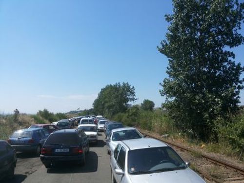 Нагли шофьори блокират жп линията за бургаските солници