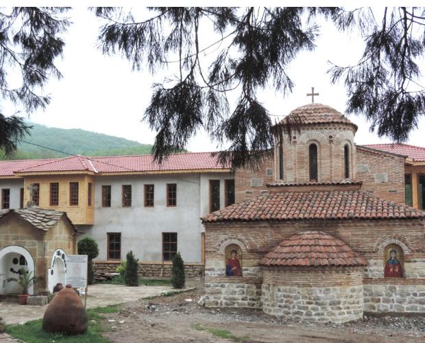 Църква с мраморен олтар отваря врати в Лопушанската обител