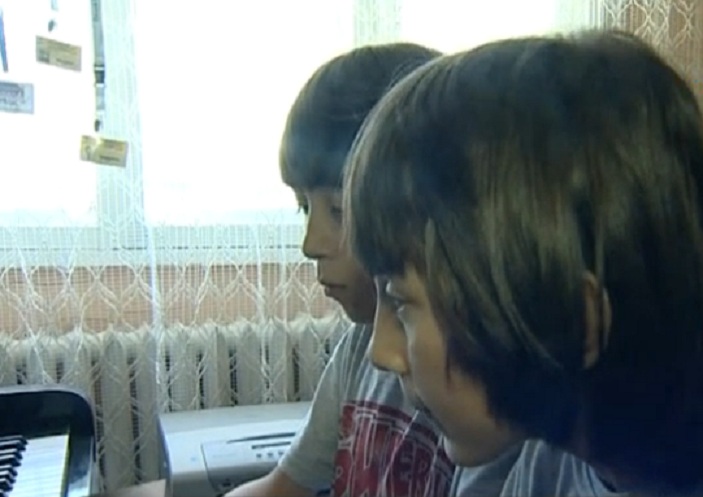 10-годишни близнаци-виртуози свирят рапсодия Вардар на 4 ръце (ВИДЕО)